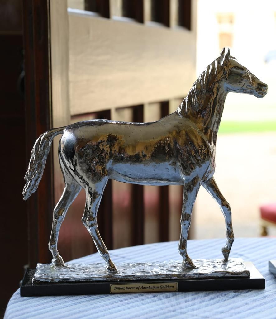 İlham Əliyev Kraliçaya at hədiyyə göndərdi -  FOTO