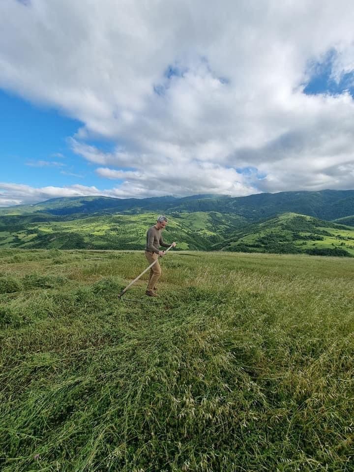 Fransa səfiri Yardımlıya getdi, ot biçdi - FOTO 