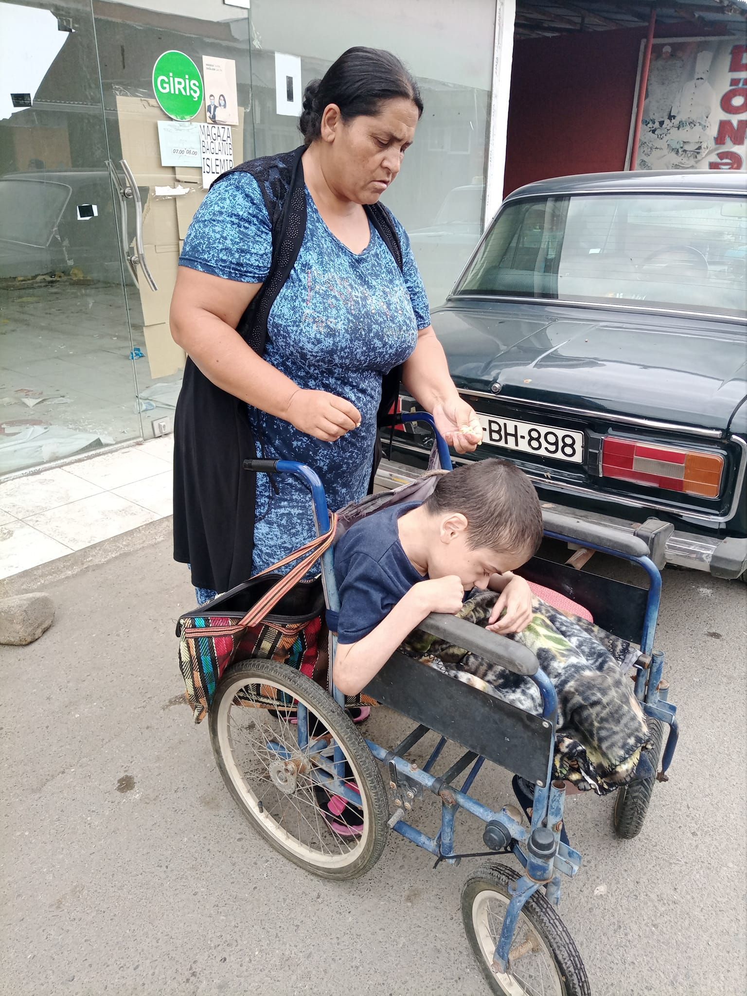 Nəvəsini diləndirən nənənin yalanı üzə çıxdı: 2 evi, maşını var... - FOTO Nəvəsini diləndirən nənənin yalanı üzə çıxdı: 2 evi, maşını var... - FOTO