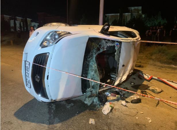 Abşeronda polisin qovduğu avtomobil qəzaya düşdü: yaralananlar var - FOTO