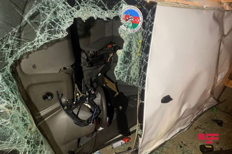 Abşeronda polisin qovduğu avtomobil qəzaya düşdü: yaralananlar var - FOTO