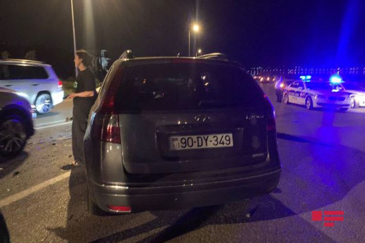 Abşeronda polisin qovduğu avtomobil qəzaya düşdü: yaralananlar var - FOTO