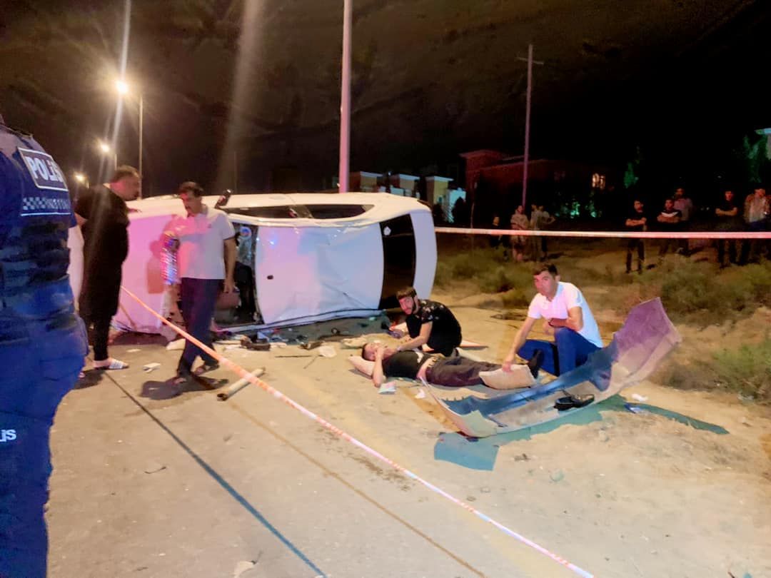 Abşeronda polisin qovduğu avtomobil qəzaya düşdü: yaralananlar var - FOTO