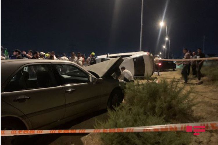Abşeronda polisin qovduğu avtomobil qəzaya düşdü: yaralananlar var - FOTO