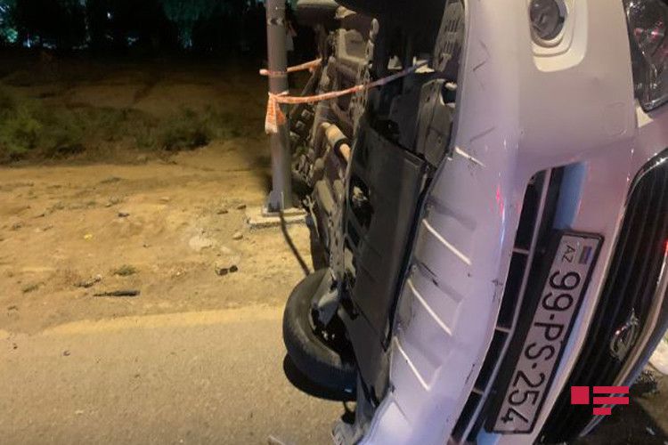 Abşeronda polisin qovduğu avtomobil qəzaya düşdü: yaralananlar var - FOTO