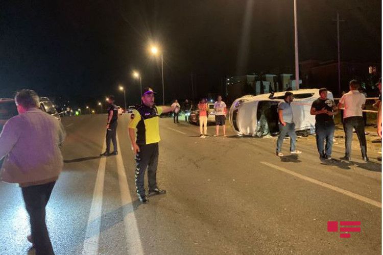 Abşeronda polisin qovduğu avtomobil qəzaya düşdü: yaralananlar var - FOTO