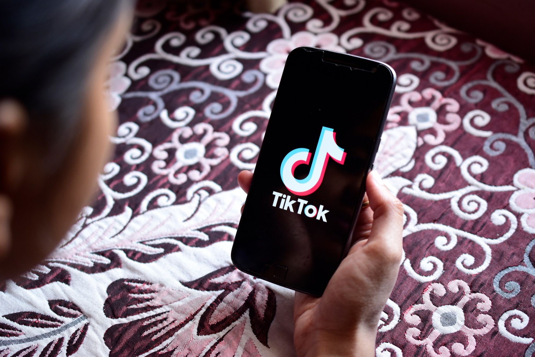 Alimlərdən xəbərdarlıq: TikTok qadağan olunmalıdır, beyni iflic edir!