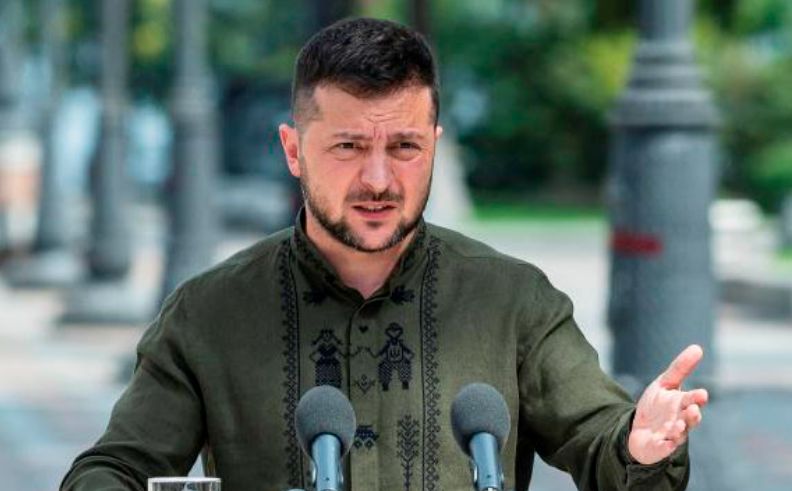 Zelenski yenə geyimi ilə gündəmdədir - Mesajlarla dolu köynək - FOTO 