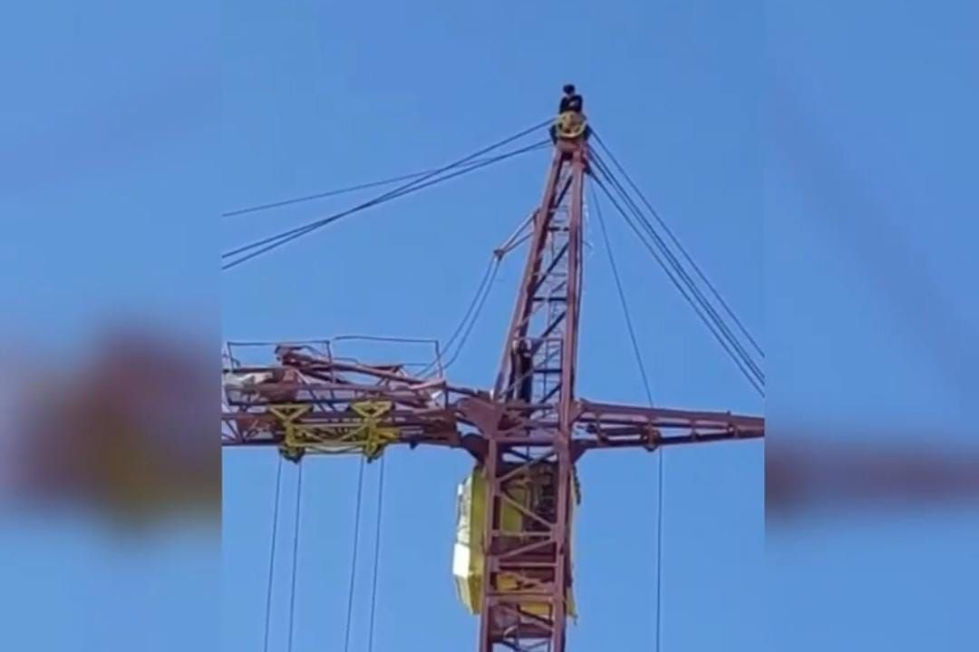 Özünü atmaq istəyən gənc 4 saatdır krandan düşmür