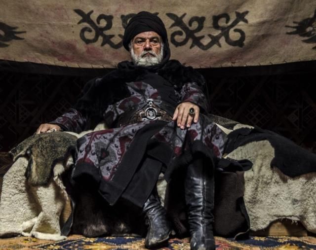 Məşhur aktyor Burak Özçiviti "topa tutdu": "Qulağımdakı qıl qədər dəyəri yoxdur!" Məşhur aktyor Burak Özçiviti "topa tutdu": "Qulağımdakı qıl qədər dəyəri yoxdur!"