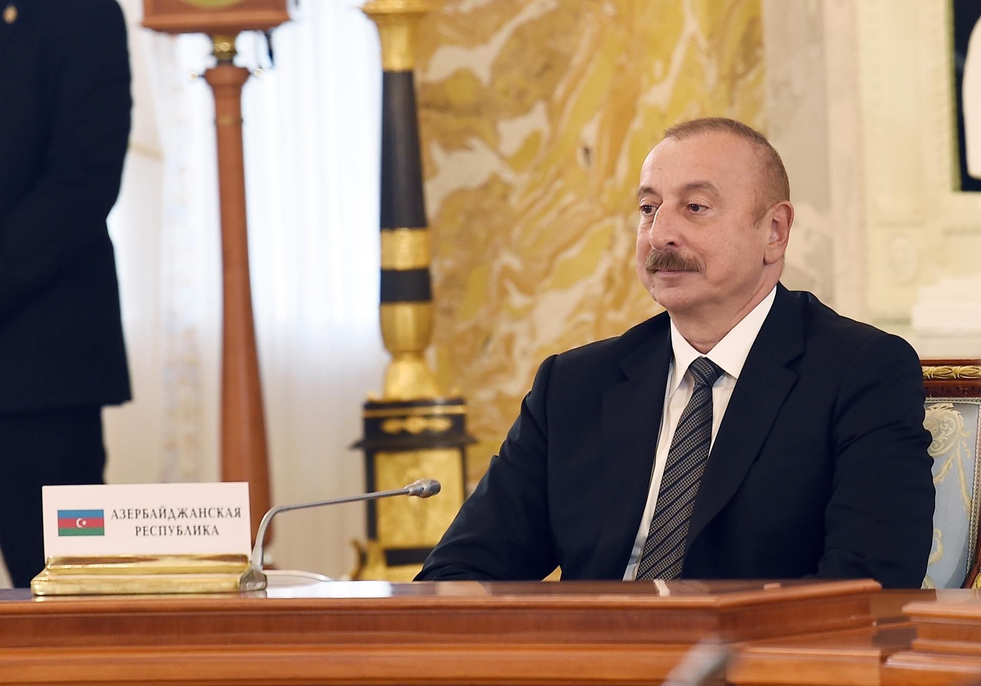 İlham Əliyev MDB Dövlət Başçılarının qeyri-rəsmi görüşündə - FOTO İlham Əliyev MDB Dövlət Başçılarının qeyri-rəsmi görüşündə - FOTO