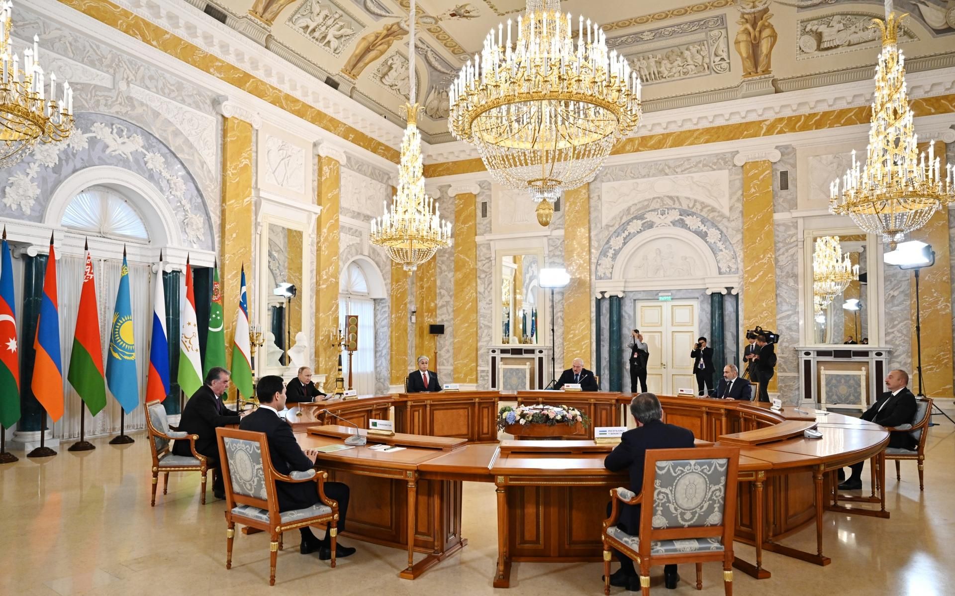 İlham Əliyev MDB Dövlət Başçılarının qeyri-rəsmi görüşündə - FOTO İlham Əliyev MDB Dövlət Başçılarının qeyri-rəsmi görüşündə - FOTO