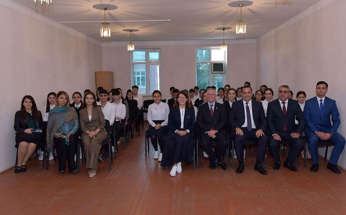 Britaniya səfiri Sumqayıt məktəbində -  FOTO