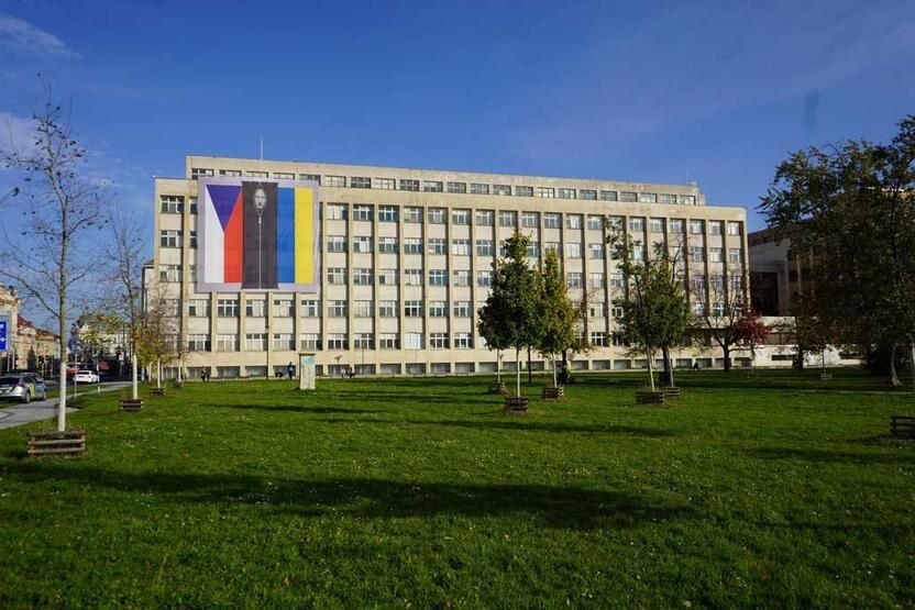 Putini cəsəd torbasına "qoydular" - Nazirlik binasına asılan bayraqlar gündəm oldu - FOTO 