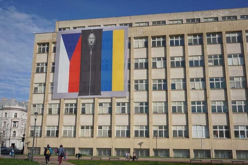 Putini cəsəd torbasına "qoydular" - Nazirlik binasına asılan bayraqlar gündəm oldu - FOTO 