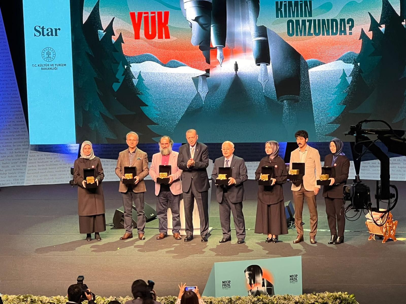 Ərdoğan Elçin Əfəndiyevə “Necip Fazıl” mükafatını verdi - FOTO Ərdoğan Elçin Əfəndiyevə “Necip Fazıl” mükafatını verdi - FOTO