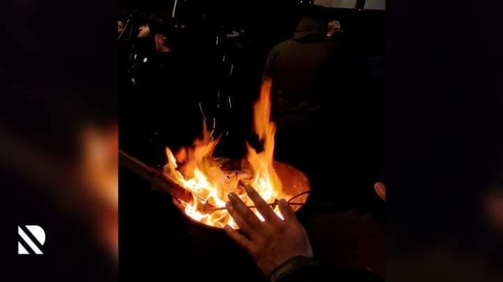 Etirazlar davam edir - Qaranlıqda, tonqal ətrafında... - FOTOLAR Etirazlar davam edir - Qaranlıqda, tonqal ətrafında... - FOTOLAR