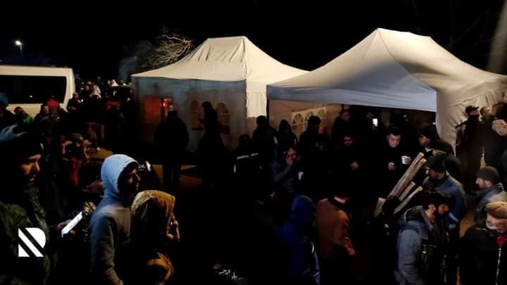 Etirazlar davam edir - Qaranlıqda, tonqal ətrafında... - FOTOLAR Etirazlar davam edir - Qaranlıqda, tonqal ətrafında... - FOTOLAR