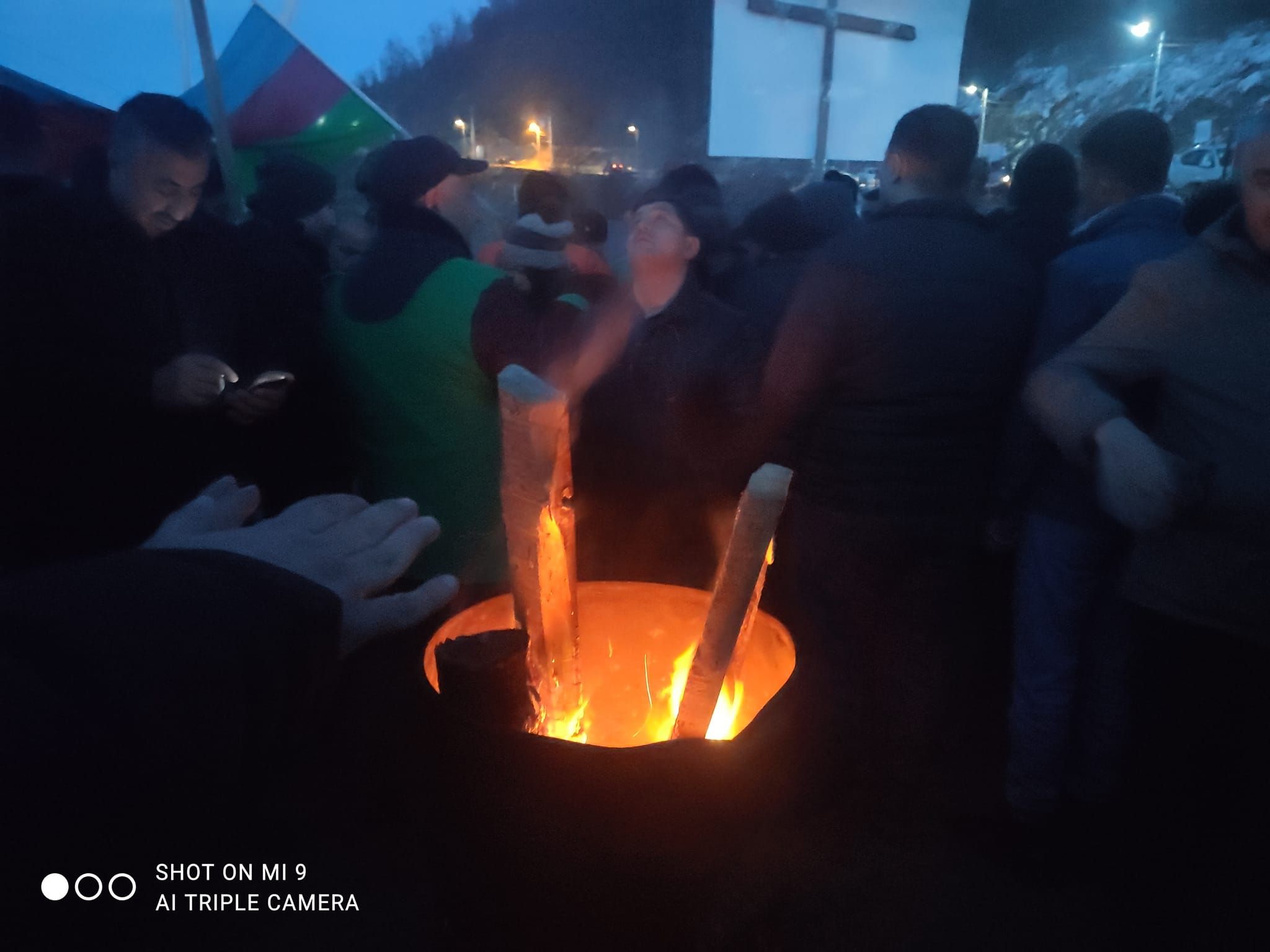 Etirazlar davam edir - Qaranlıqda, tonqal ətrafında... - FOTOLAR Etirazlar davam edir - Qaranlıqda, tonqal ətrafında... - FOTOLAR