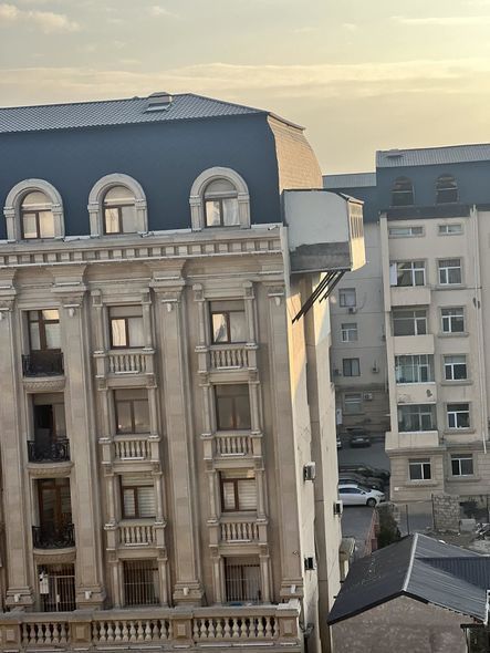 Binanın mansardında tikilən əlavə balkon sökülür -  FOTO - VİDEO