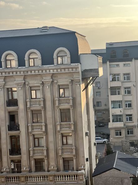 Binanın mansardında tikilən əlavə balkon sökülür - FOTO - VİDEO Binanın mansardında tikilən əlavə balkon sökülür - FOTO - VİDEO