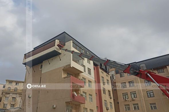 Binanın mansardında tikilən əlavə balkon sökülür - FOTO - VİDEO Binanın mansardında tikilən əlavə balkon sökülür - FOTO - VİDEO