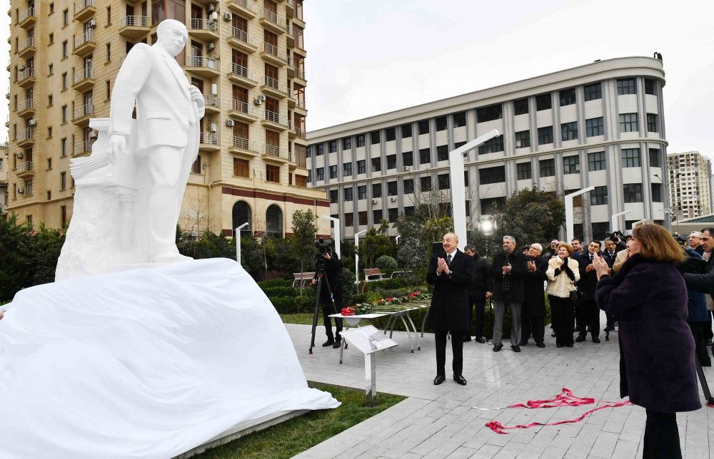 İlham Əliyev bəstəkar Tofiq Quliyevin abidəsinin açılışında - FOTO