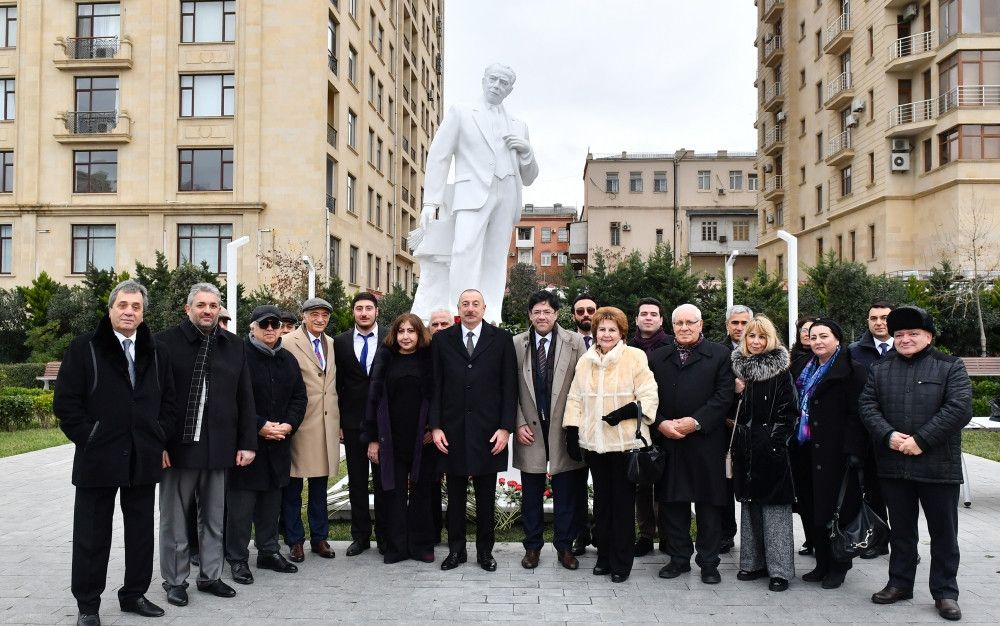 İlham Əliyev bəstəkar Tofiq Quliyevin abidəsinin açılışında - FOTO
