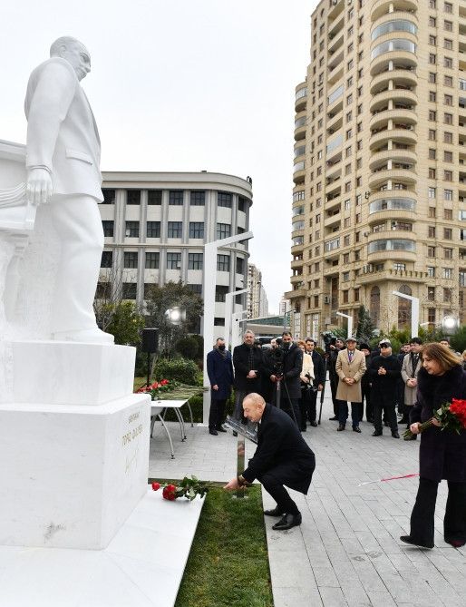 İlham Əliyev bəstəkar Tofiq Quliyevin abidəsinin açılışında - FOTO