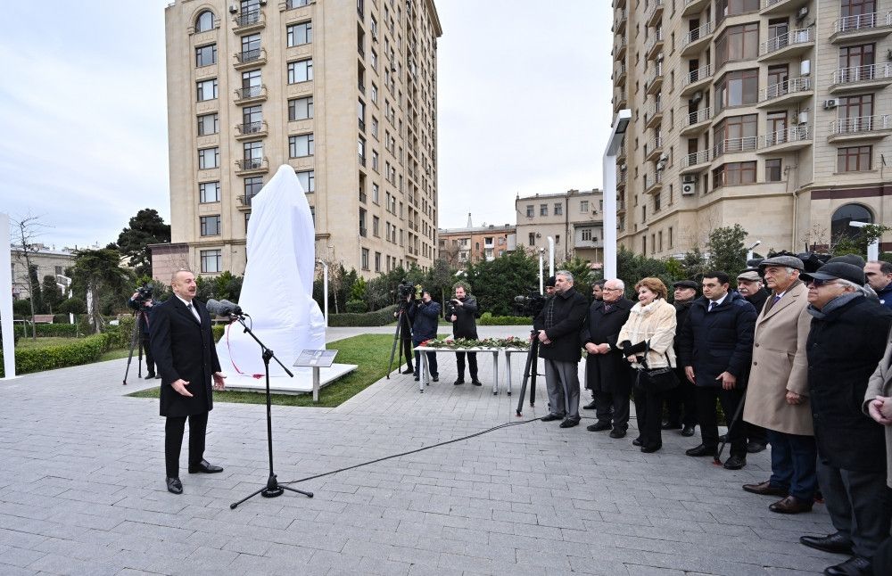 İlham Əliyev bəstəkar Tofiq Quliyevin abidəsinin açılışında - FOTO