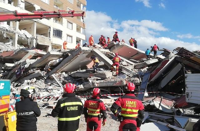 2 bacı zəlzələdən 57 saat sonra xilas edildi -  FOTO