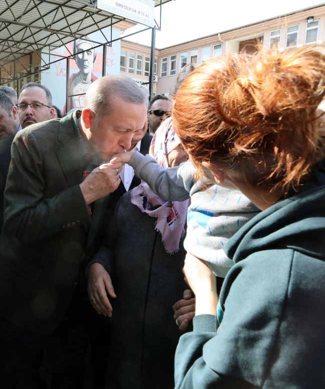 Ərdoğan zəlzələdən zərərçəkənlərlə görüşdü -  FOTO - VİDEO