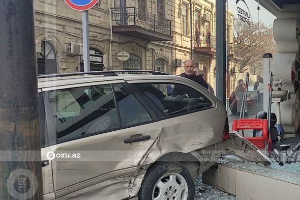 Bakıda “Mercedes” ticarət mərkəzinə girdi -  FOTO