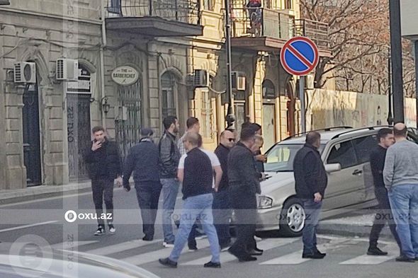 Bakıda “Mercedes” ticarət mərkəzinə girdi -  FOTO