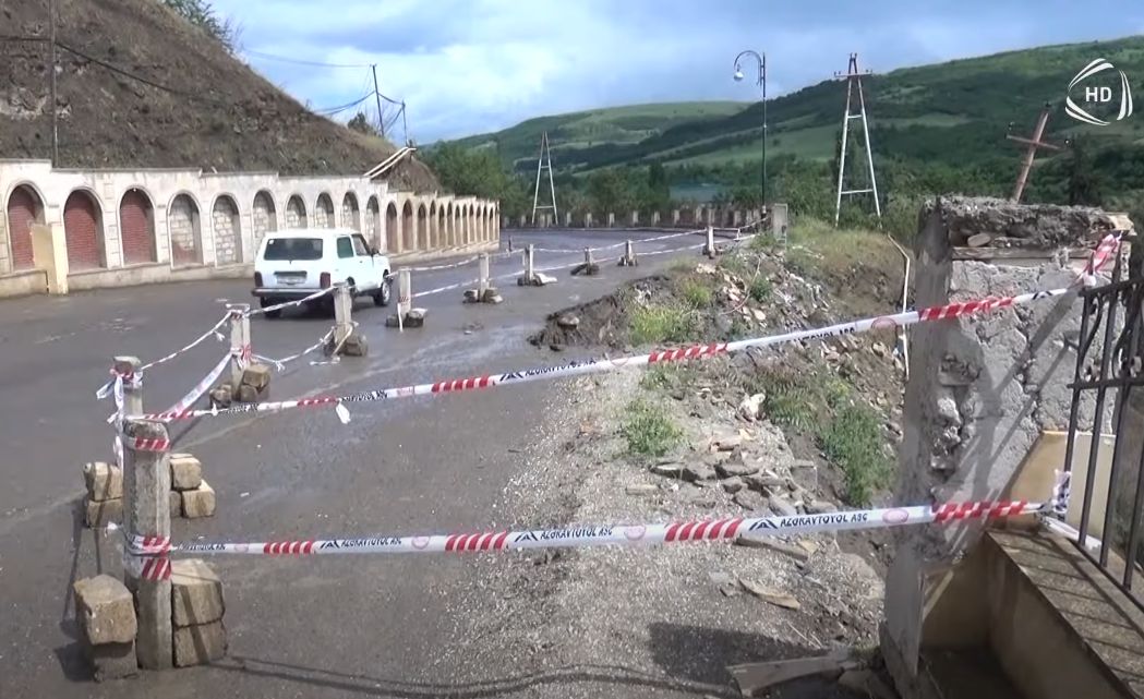 Yardımlıda torpaq sürüşməsi: sürücülər bu yoldan şikayətçidir - VİDEO 