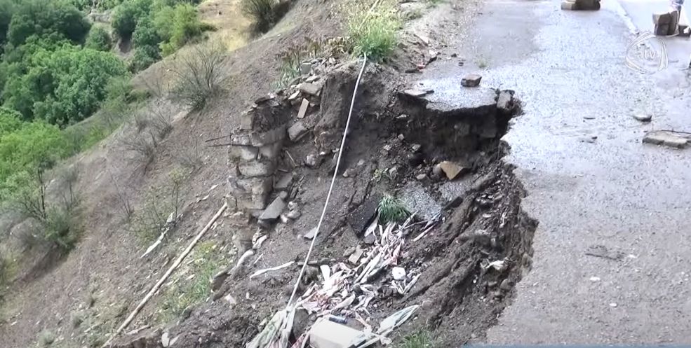 Yardımlıda torpaq sürüşməsi: sürücülər bu yoldan şikayətçidir - VİDEO 