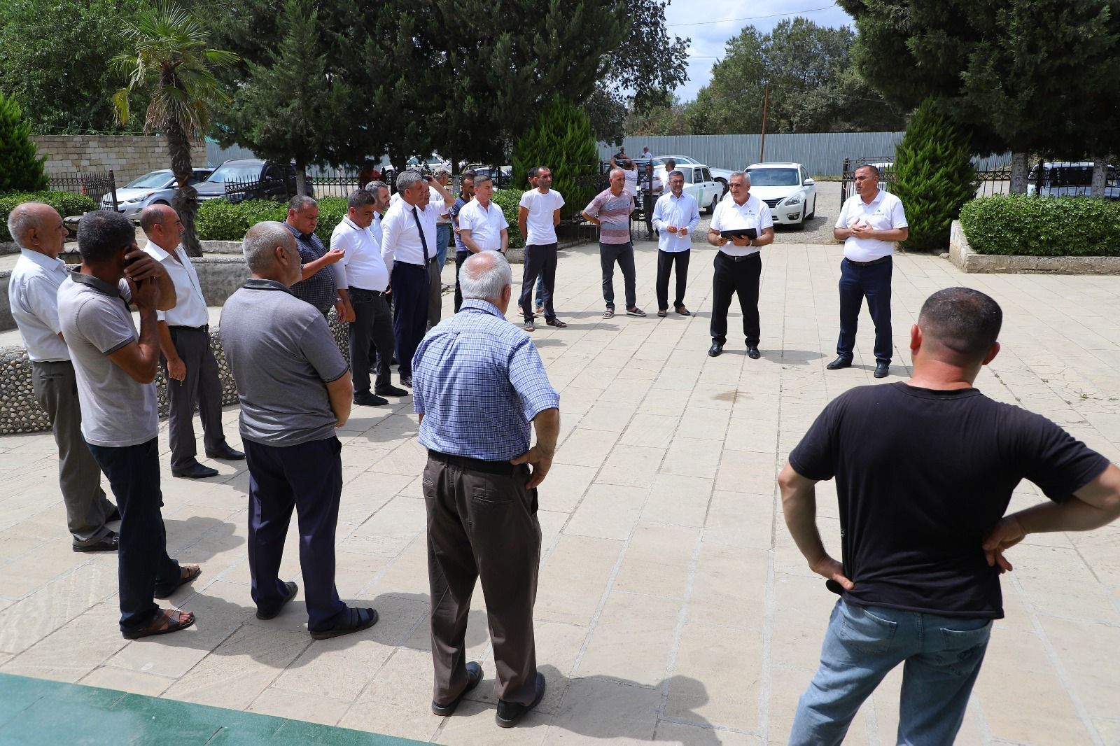 Eyni küçənin sakinləri müxtəlif müraciətlərlə “Səyyar qəbul otağı”nda -  FOTO