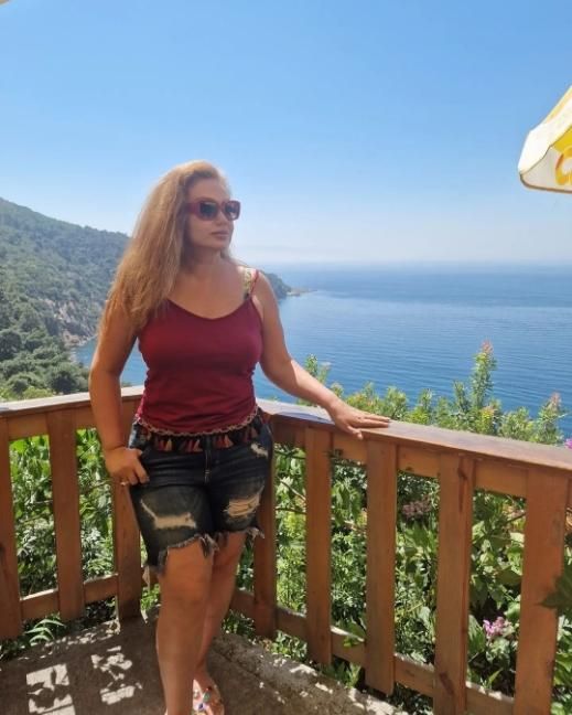 55 yaşlı Əməkdar artistimizin cırıq şortiki - Müzakirələrə səbəb oldu - FOTO 