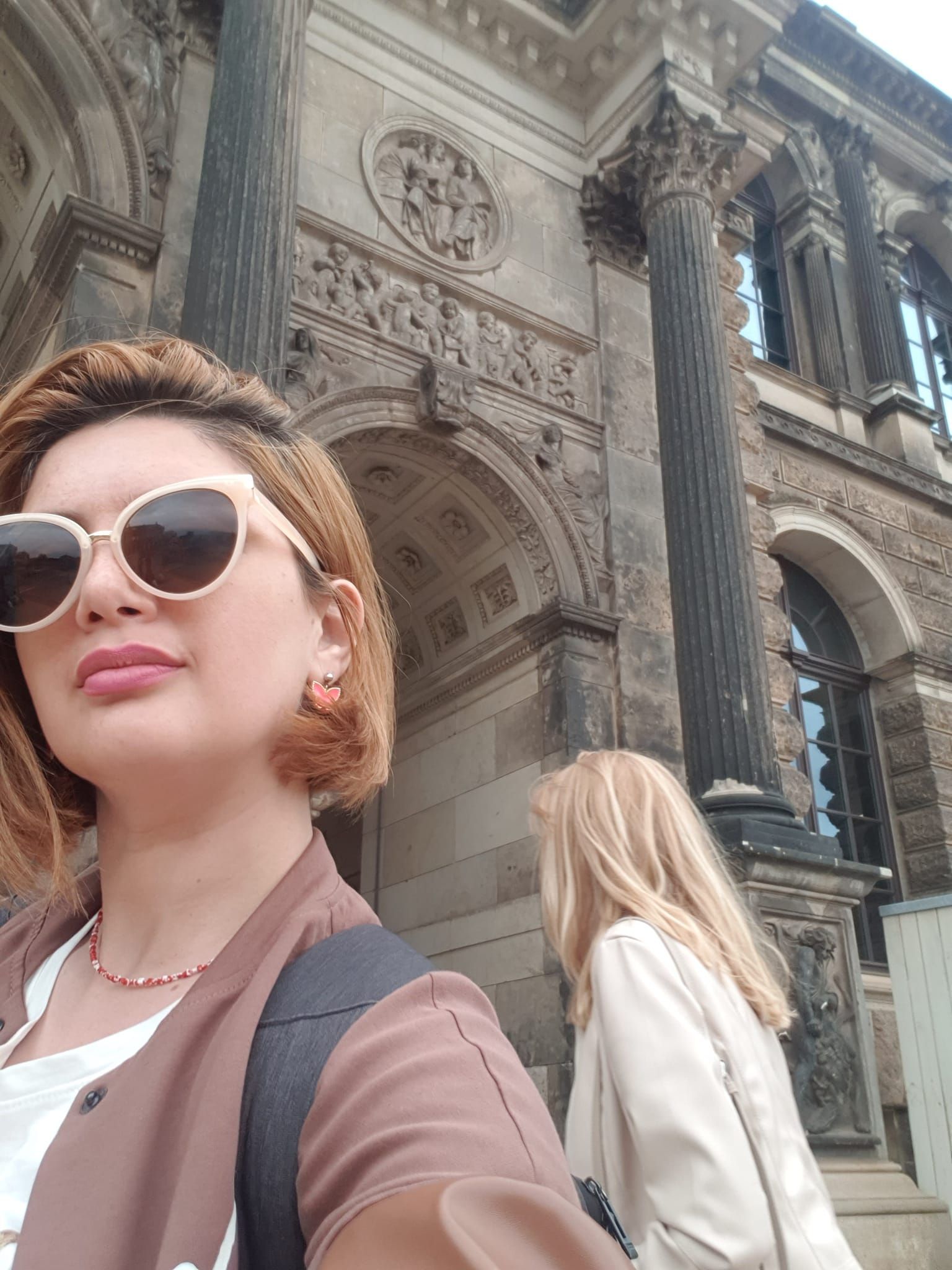 Məşhur aparıcı ölkəni tərk etdi - FOTO 
