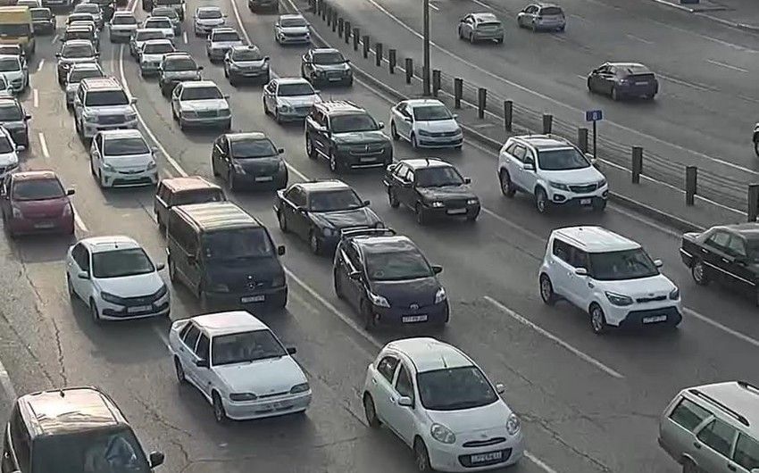 Yeni həftəyə yenə tıxacla başladıq