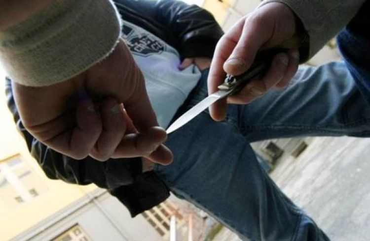 Bakıda parkda məktəbli tanışını bıçaqladı - TƏFƏRRÜAT