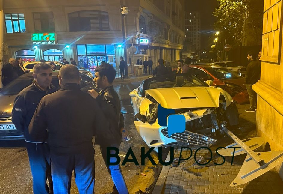 Bakıda  “Ferrari” ilə “Prius” toqquşdu - ViDEO 