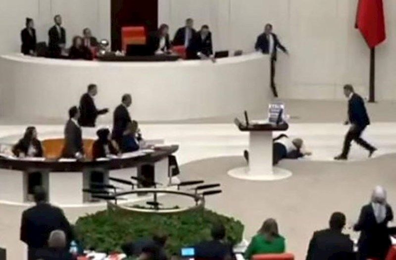 Çıxışı zamanı huşunu itirən türkiyəli deputat vəfat etdi 