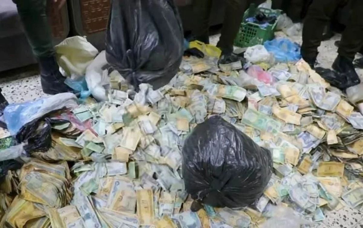 Dilənçinin evindən 400 min dollar tapıldı - FOTOLAR 2 Dilənçinin evindən 400 min dollar tapıldı - FOTOLAR