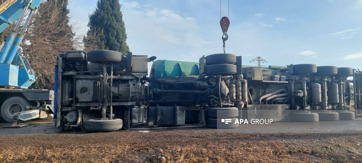 Samuxda yanacaq daşıyan maşın aşdı, 40 ton benzin yola dağıldı - FOTO 