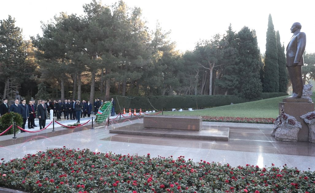 Türkiyəli nazir Şəhidlər xiyabanında - FOTO Türkiyəli nazir Şəhidlər xiyabanında - FOTO