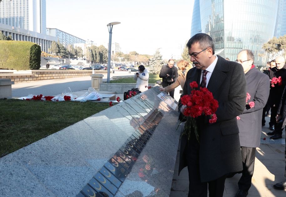 Türkiyəli nazir Şəhidlər xiyabanında - FOTO Türkiyəli nazir Şəhidlər xiyabanında - FOTO