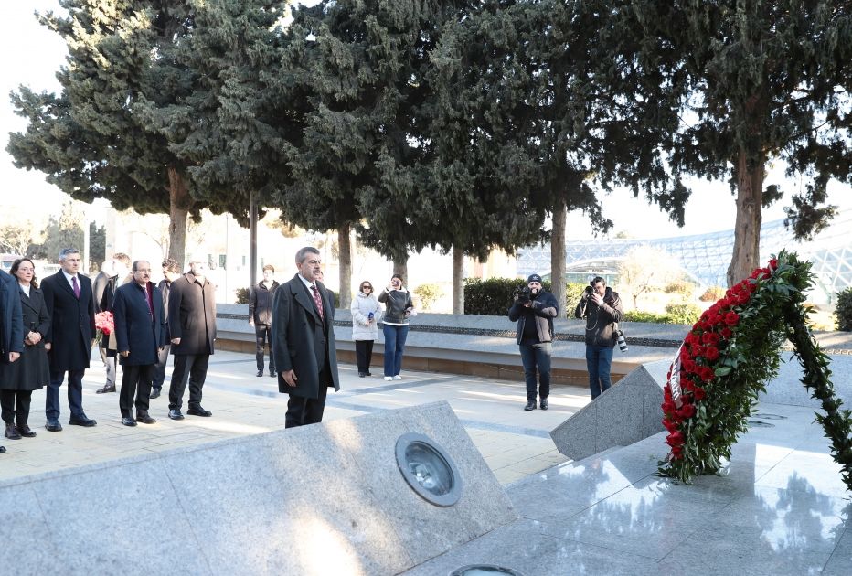 Türkiyəli nazir Şəhidlər xiyabanında - FOTO Türkiyəli nazir Şəhidlər xiyabanında - FOTO
