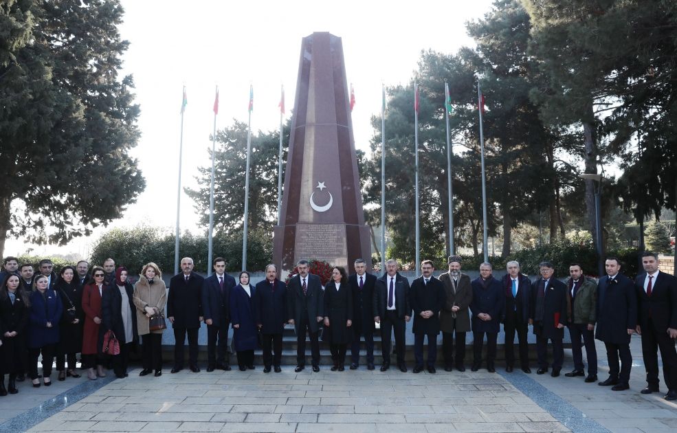 Türkiyəli nazir Şəhidlər xiyabanında - FOTO Türkiyəli nazir Şəhidlər xiyabanında - FOTO