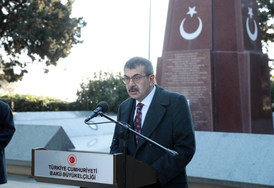 Türkiyəli nazir Şəhidlər xiyabanında - FOTO Türkiyəli nazir Şəhidlər xiyabanında - FOTO